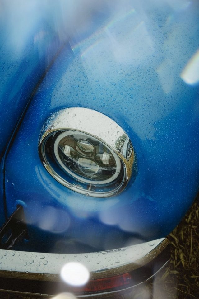blue-antique-car-light